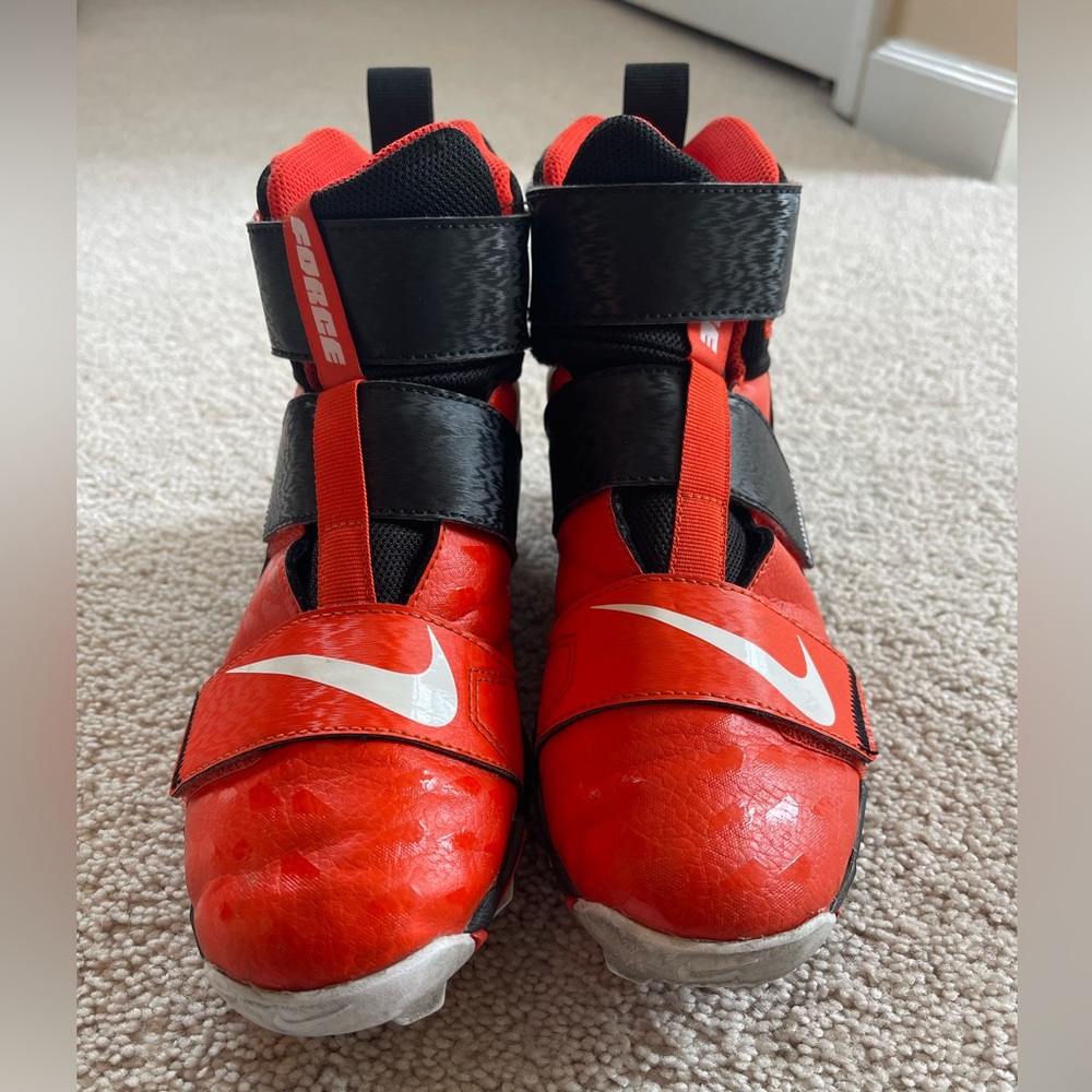 Youth Nike Force Savage Shark 2. Size 5.